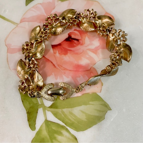 VINTAGE LEAF AND BERRY CLUSTER BRACELET IN GOLD TONE - Picture 5 of 16
